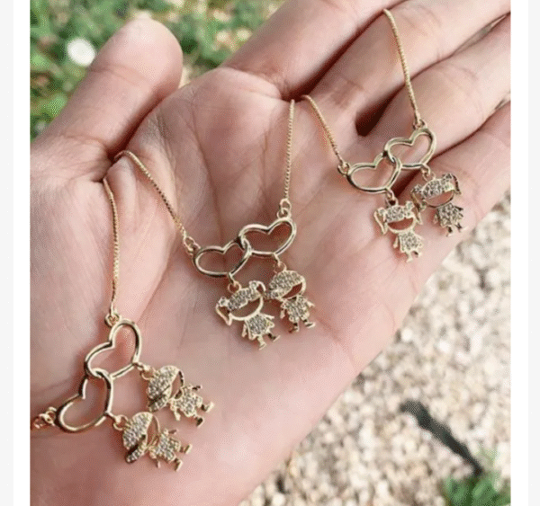 Gargantilha Personalizada Canquinha 2 Corações 2 Bonecos cravejado Banho ouro