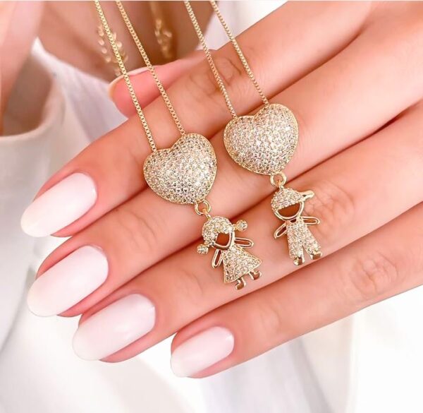 Gargantilha Personalizada Coração Cravejado 3 Bonecos Cravejado Zircônias Banho ouro - Imagem 2