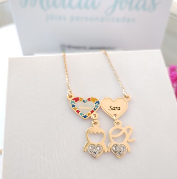 Gargantilha Personalizada 2 Coraçãoes Autismo Bonecos E Nomes Banho de ouro - Imagem 2