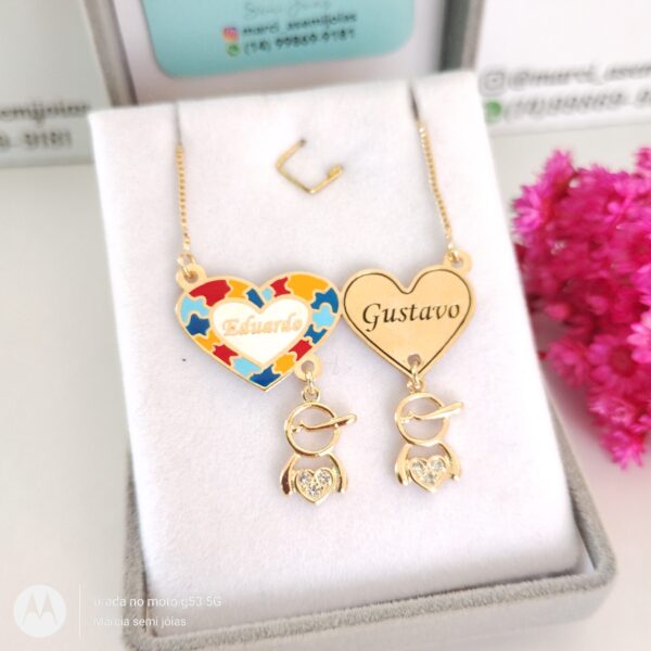 Gargantilha Personalizada 2 Coraçãoes Autismo Bonecos E Nomes Banho de ouro - Imagem 3