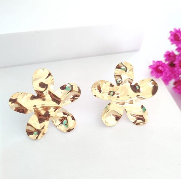 Brinco Flor Martelado Banho ouro