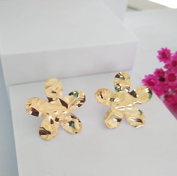 Brinco Flor Martelado Banho ouro - Imagem 3
