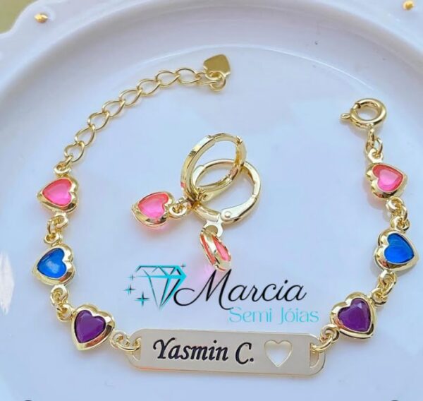 Pulseira Infantil Personalizada Corações Coloridos nome+ Brinco Argolinha Coração
