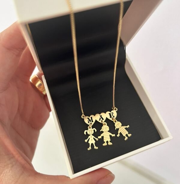 Gargantilha Peronalizada corações Mãe com 3 bonecos Banho ouro 18k