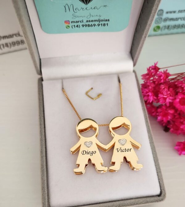 Gargantilha Personalizada 2 bonecos Nomes Banho de ouro 18k - Imagem 2