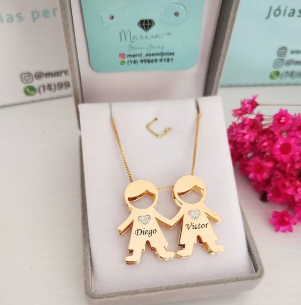 Gargantilha Personalizada 2 bonecos Nomes Banho de ouro 18k