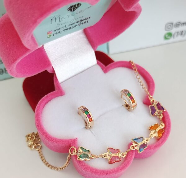 Pulseira Infantil Borboletas Coloridas+ Argolinha Infantil Luna Cravejado Zircônias Coloridas