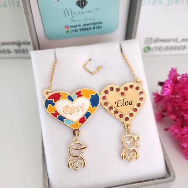 Gargantilha Personalizada Autismo 2 Corações Nomes E Bonecos Banho ouro 18k