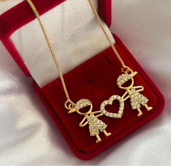 Gargantilha Personalizada Coração ao Meio 2 pingentes Filhos cravejado zircônias Banho de ouro 18k