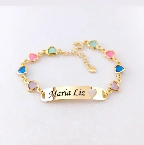 Pulseira Infantil Personalizada em Corações Coloridos Detalhe Coração Vazado Gravação Do Nome Banho ouro