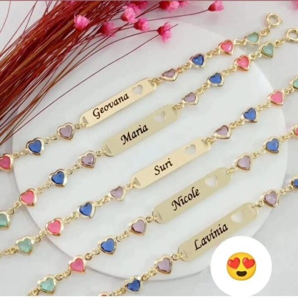 Pulseira Infantil Personalizada em Corações Coloridos Detalhe Coração Vazado Gravação Do Nome Banho ouro - Imagem 2