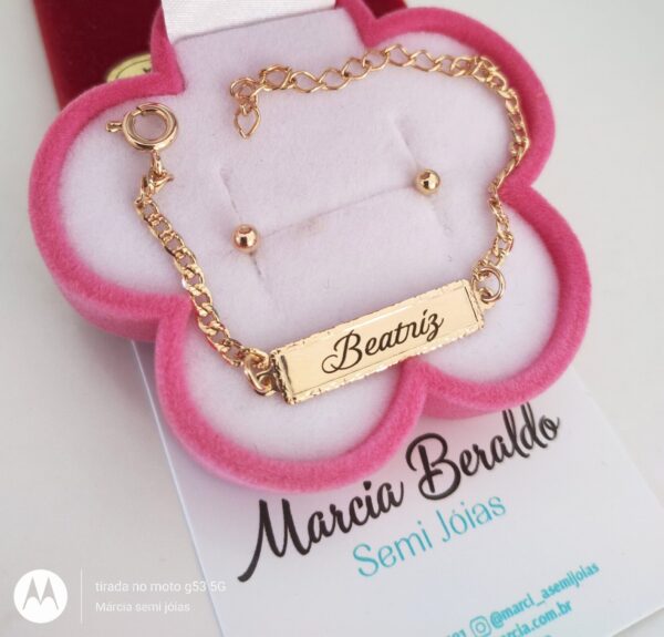 Conjunto Pulseira  Recém Nascido Personalizada Chapinha Lisa Gravação Do Nome+ Brinco Bolinha Banho ouro 18k