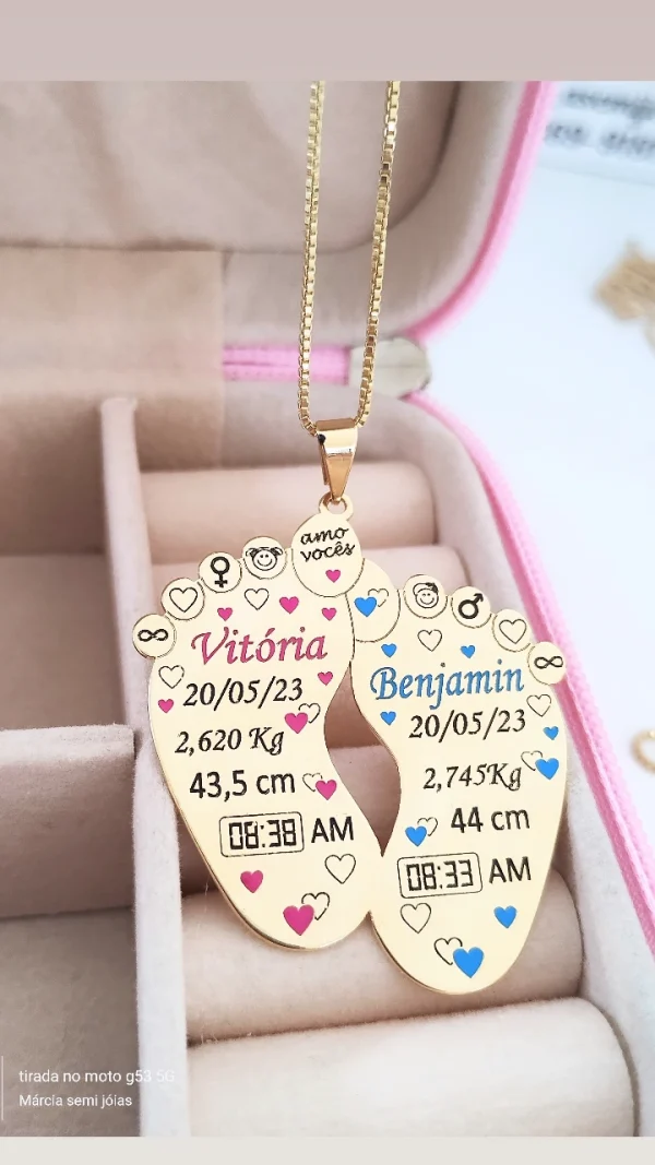 Gargantilha Personalizada  Dois Pezinhos Dados Nascimento Banho ouro - Imagem 2