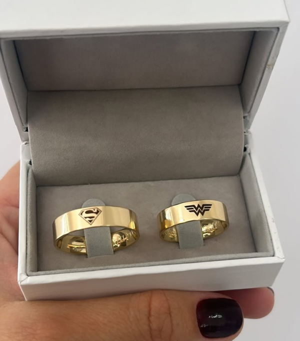 Par de Alianças 6mm Super Man Mulher Maravilha Banho ouro 18k
