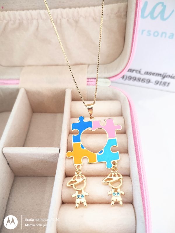 Gargantilha Personalizada Autismo Quebra Cabeça Coração Bonecos Banho ouro 18k