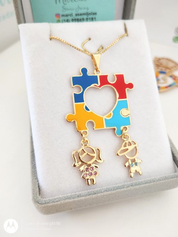 Gargantilha Personalizada Autismo Quebra Cabeça Coração Bonecos Banho ouro 18k