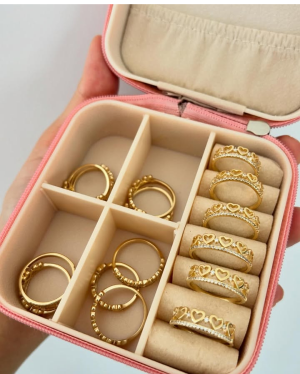 Anel Corações Vazado Detalhes Cravejado zircônias Banho ouro 18k - Imagem 2