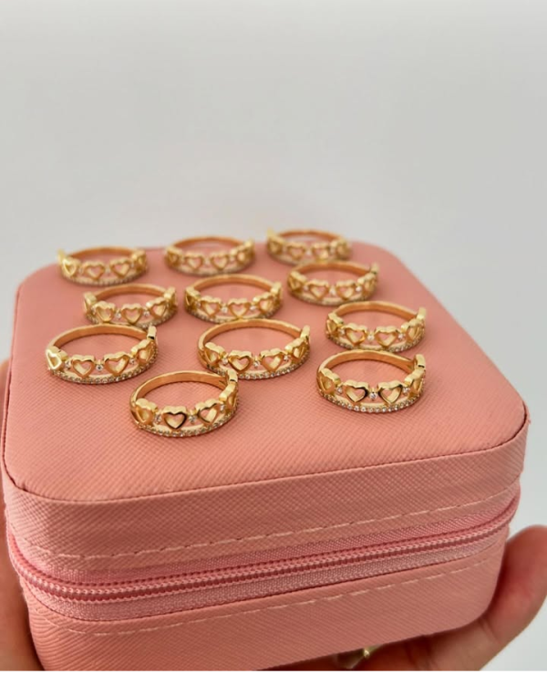 Anel Corações Vazado Detalhes Cravejado zircônias Banho ouro 18k - Imagem 3